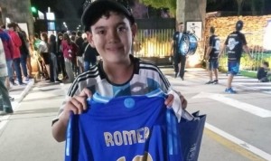 暖心！罗梅罗将签名球衣赠送给哭着接受采访的小球迷