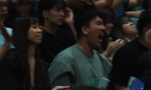 克罗斯接董健助攻完成双手暴扣引爆全场！观众尖叫欢呼海啸般袭来