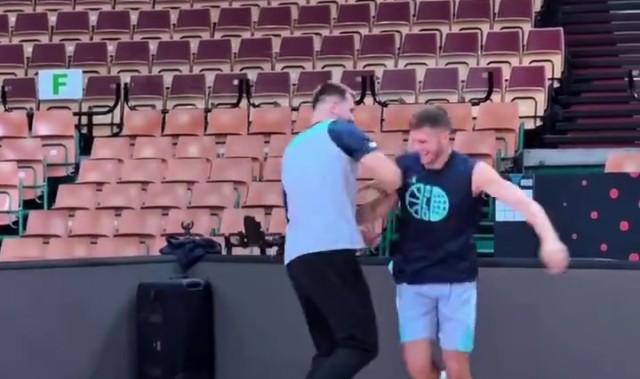 乐鱼vip 注册-湖人官方分享东契奇与队友热身训练花絮：轻松一刻尽显默契🤪🎶