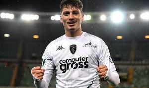 Leyu Sports-记者：卡利亚里领跑S-埃斯波西托竞争，报价450万欧+30%转售分成