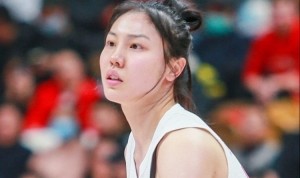 体坛周报：中国女篮遭遇热身赛首败 这盆冷水来得很及时