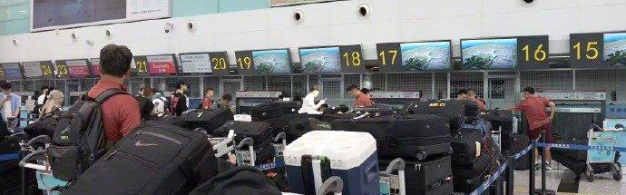 男足队员出征东亚杯携带较多行李入关引发关注 中国足球队回应
